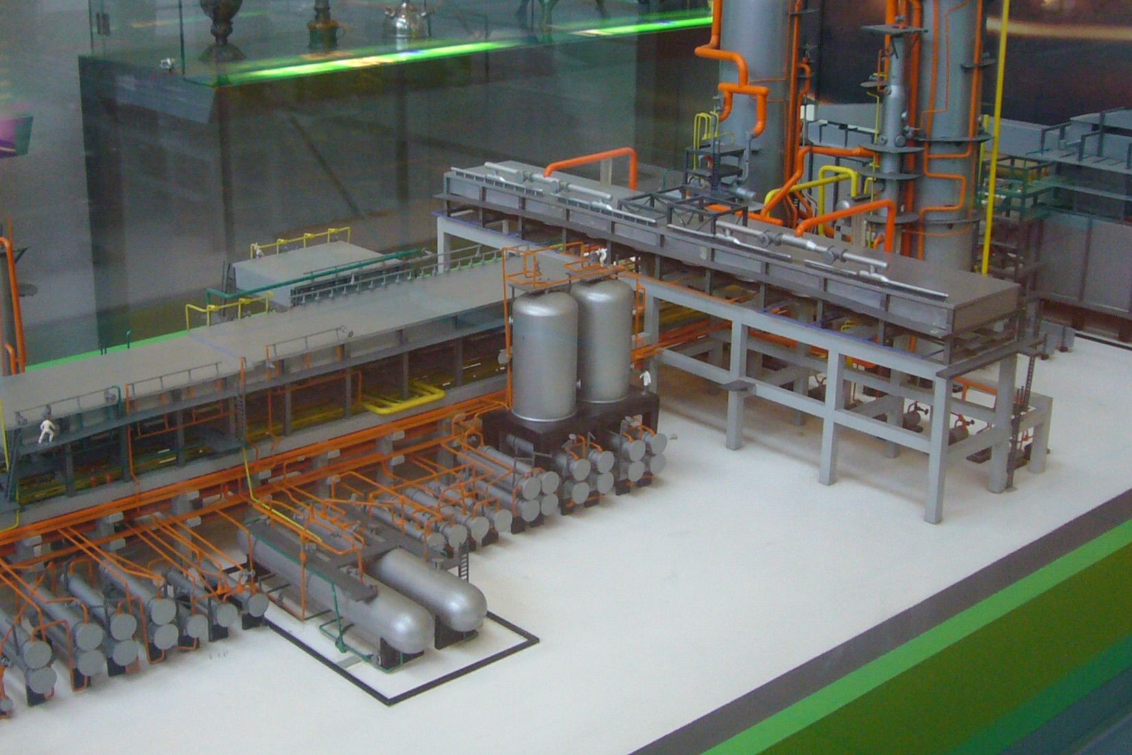 Detalle de maqueta industrial de una refinería con tuberías, depósitos e intercambiadores