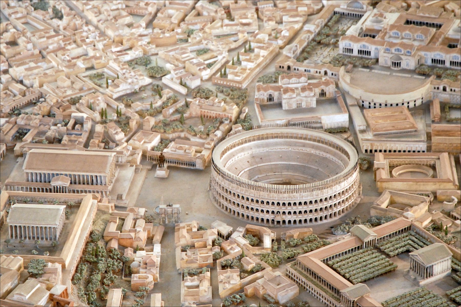 Detalle de la maqueta de la Roma de Constantino con el Coliseo y templos en miniatura